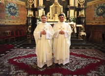 Ks. Dariusz Cichoń (z prawej) pochodzi z parafii pw. św. Michała Archanioła w Spiach, a ks. Łukasz Michalczyk – z parafii pw. św. Jana Chrzciciela w Janowie Lubelskim.