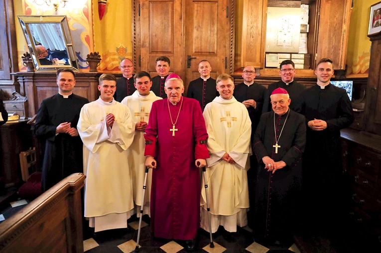 Neoprezbiterzy i diakon  po liturgii święceń.