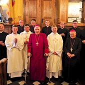 Neoprezbiterzy i diakon  po liturgii święceń.