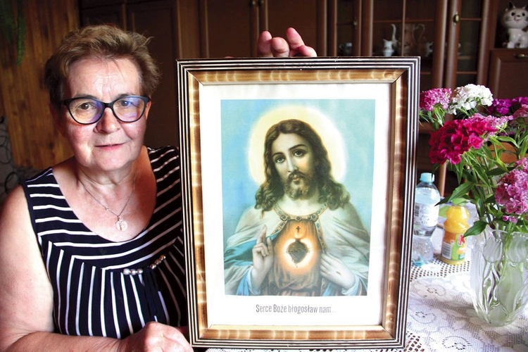 Pani Alicja  należy do oddziału Arcybractwa Straży Honorowej Najświętszego Serca Pana Jezusa w Łęgu Tarnowskim.  Na zdjęciu z obrazem ofiarowanym jej przez proboszcza w dniu jej ślubu 44 lata temu.