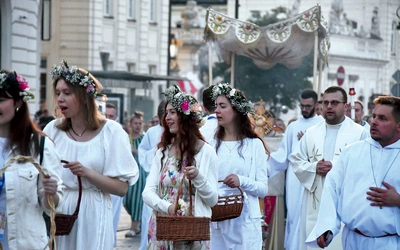 Procesję o zachodzie słońca Traktem Królewskim po raz drugi zorganizowali młodzi z duszpasterstw i wspólnot Warszawy.