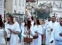 Procesję o zachodzie słońca Traktem Królewskim po raz drugi zorganizowali młodzi z duszpasterstw i wspólnot Warszawy.
