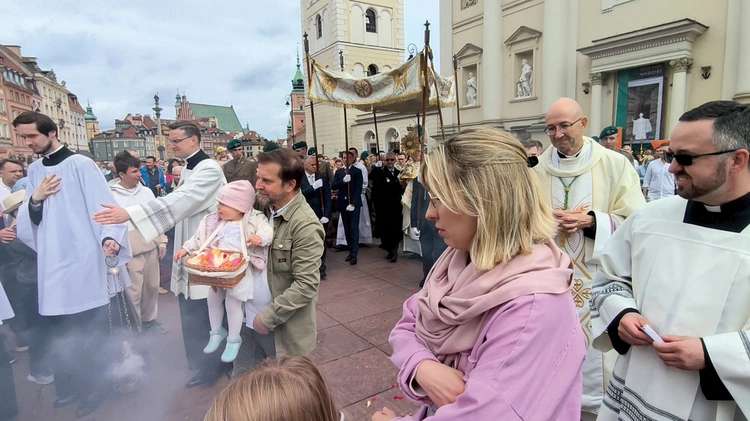 Abp Adrian Galbas zachęcał, by całe nasze życie było procesją,  w której będzie można rozpoznać obecnego w nas żywego Boga.