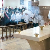 Po liturgii  słowa  bp Romuald Kamiński namaścił olejem i okadził ołtarz.