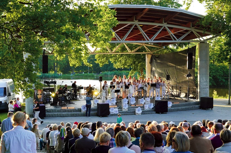 Śpiewali i grali dla Jezusa, otwierając serca na Jego zbawczą moc.