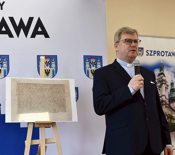 Ks. Robert Kufel,  dyrektor diecezjalnego archiwum.