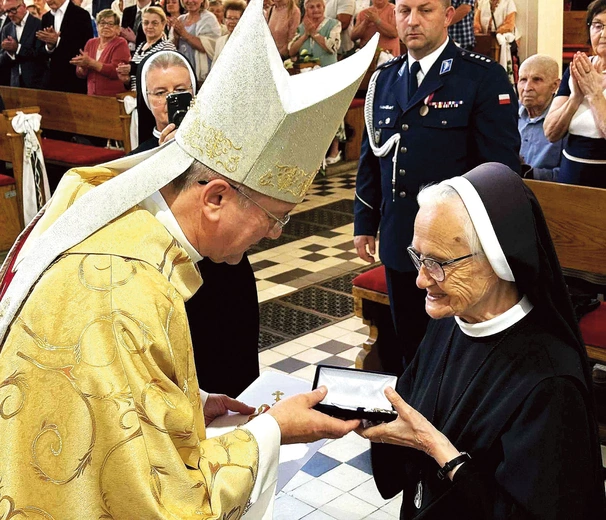 Wręczenie odznaczenia odbyło się 15 czerwca podczas obchodów 75-lecia kapucyńskiej parafii pw. św. Antoniego w Nowej Soli.