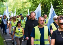 12-kilometrowa pielgrzymka wyrusza w każdą pierwszą sobotę miesiąca o godz. 7.30 z ul.  Rokitniańs- kiej w Między- rzeczu, bez względu na pogodę. Każdy może wziąć w niej udział. Nie trzeba się zapisywać.