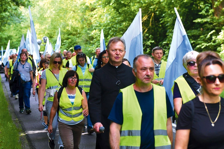 12-kilometrowa pielgrzymka wyrusza w każdą pierwszą sobotę miesiąca o godz. 7.30 z ul.  Rokitniańs- kiej w Między- rzeczu, bez względu na pogodę. Każdy może wziąć w niej udział. Nie trzeba się zapisywać.