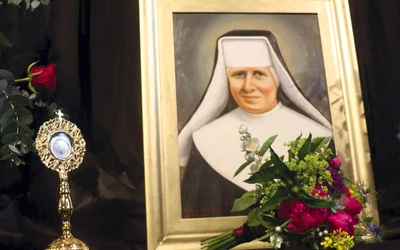 Wizerunek i relikwie błogosławionej znajdą miejsce w jednym z bocznych ołtarzy.  