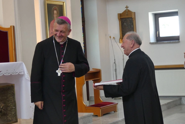 Księża w nowych parafiach - dekrety nominacyjne rozdane