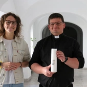 Ks. Paweł Krasiński i Karolina Majchrzak będą posługiwać na rekolekcjach oazowych.