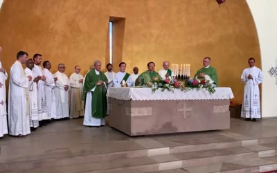 Niezwykły śpiew modlitwy eucharystycznej podczas liturgii neokatechumenalnej 