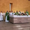 Niezwykły śpiew modlitwy eucharystycznej podczas liturgii neokatechumenalnej 