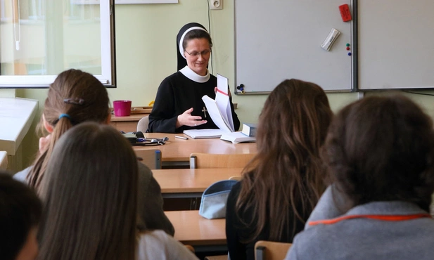 Brak sygnałów, by szkoły wliczały oceny z religii do średniej ocen