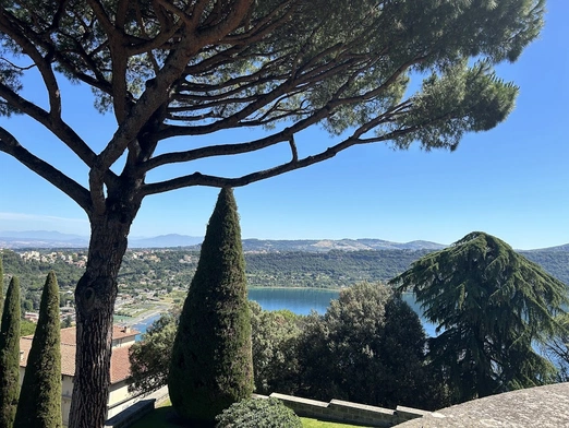 W pałacowych ogrodach Castel Gandolfo