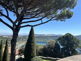 W pałacowych ogrodach Castel Gandolfo