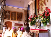 Po Eucharystii nuncjusz apostolski wraz z biskupami i księżmi modlili się w kaplicy Matki Bożej Ostrobramskiej.