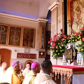 Po Eucharystii nuncjusz apostolski wraz z biskupami i księżmi modlili się w kaplicy Matki Bożej Ostrobramskiej.