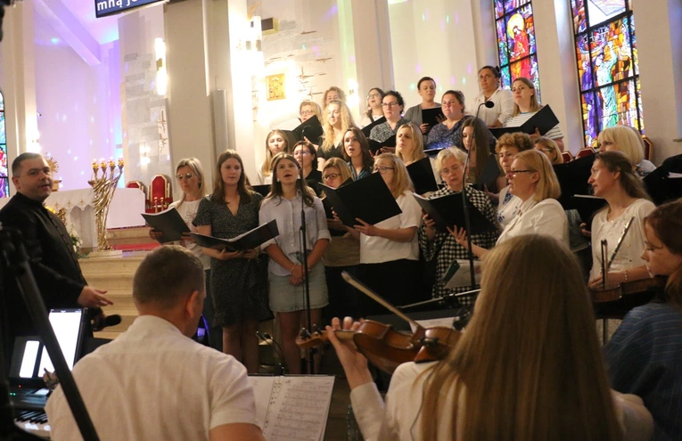 Śpiewy poprowadzili chór Całym Sercem z parafii Chrystusa Króla w Radomiu oraz Schola Rodziców i schola dziecięco-młodzieżowa z parafii w Jedlni-Letnisku.