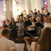 Śpiewy poprowadzili chór Całym Sercem z parafii Chrystusa Króla w Radomiu oraz Schola Rodziców i schola dziecięco-młodzieżowa z parafii w Jedlni-Letnisku.