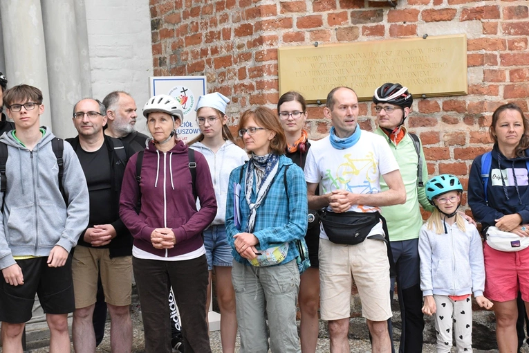 Rowerowa pielgrzymka do Sianowa