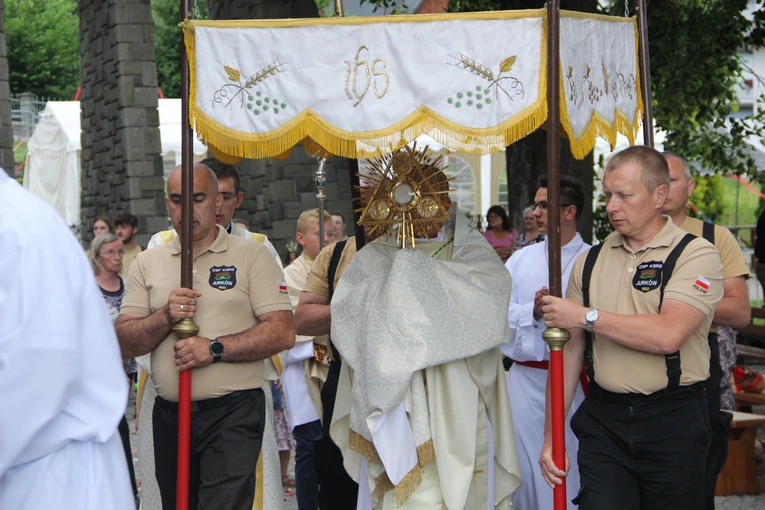 Jurków. 100-lecie parafii i prymicje bp. Jerzego Kołodzieja