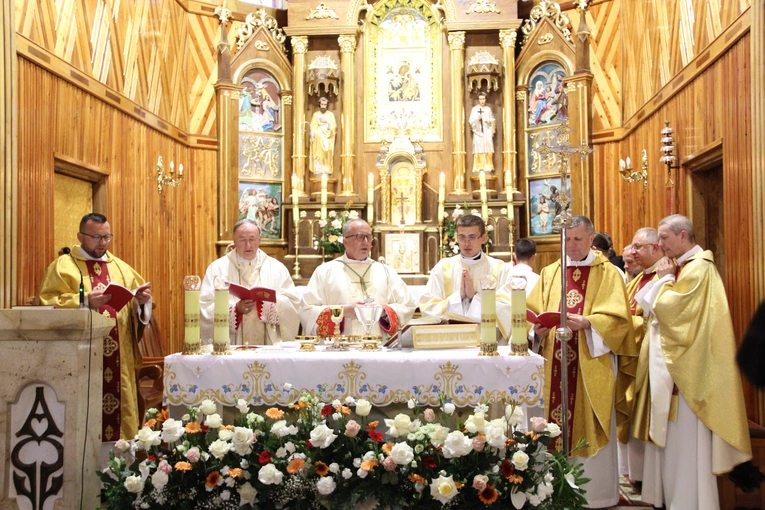 Jurków. 100-lecie parafii i prymicje bp. Jerzego Kołodzieja