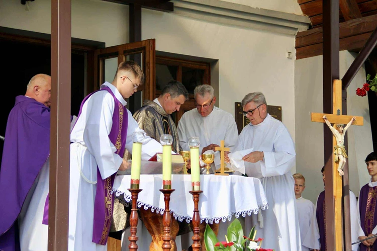 Tablica pamięci ks. Andrzeja Bąka w Pisarzowej