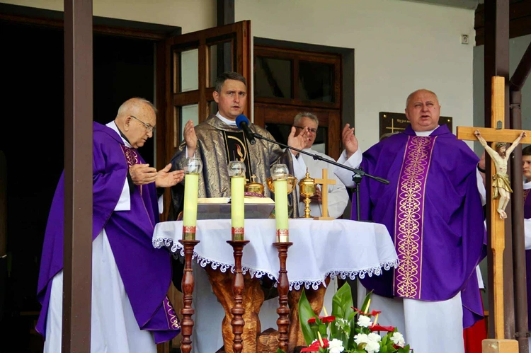 Tablica pamięci ks. Andrzeja Bąka w Pisarzowej