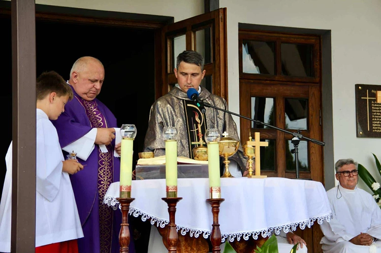 Tablica pamięci ks. Andrzeja Bąka w Pisarzowej