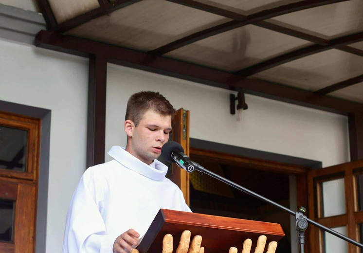 Tablica pamięci ks. Andrzeja Bąka w Pisarzowej