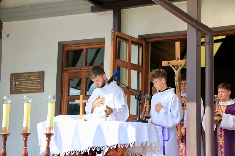 Tablica pamięci ks. Andrzeja Bąka w Pisarzowej