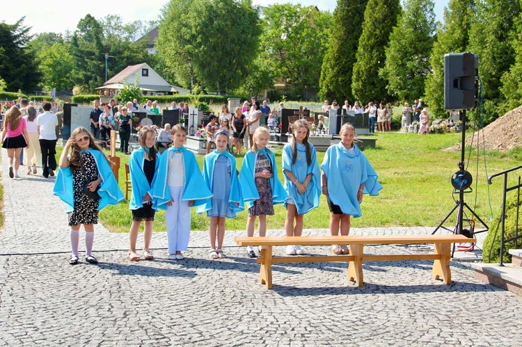 Tablica pamięci ks. Andrzeja Bąka w Pisarzowej