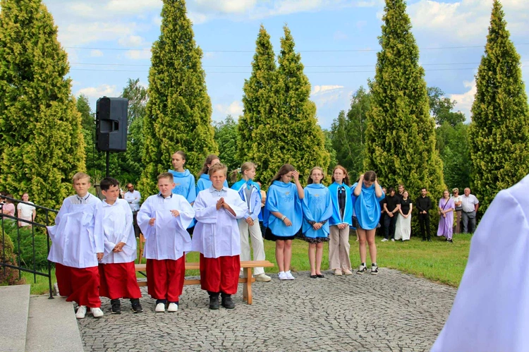Tablica pamięci ks. Andrzeja Bąka w Pisarzowej