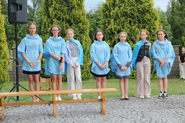 Tablica pamięci ks. Andrzeja Bąka w Pisarzowej