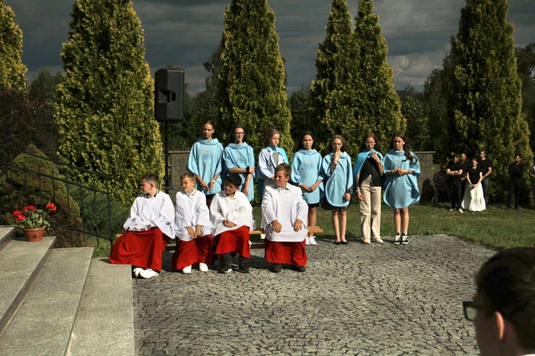 Tablica pamięci ks. Andrzeja Bąka w Pisarzowej