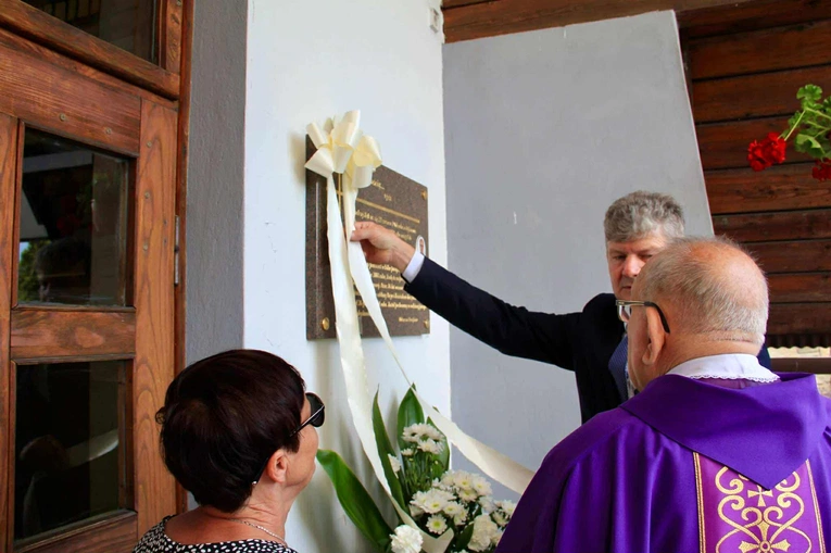 Tablica pamięci ks. Andrzeja Bąka w Pisarzowej