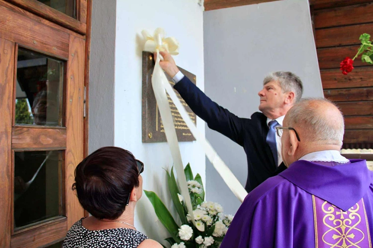 Tablica pamięci ks. Andrzeja Bąka w Pisarzowej