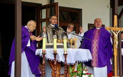 Tablica pamięci ks. Andrzeja Bąka w Pisarzowej