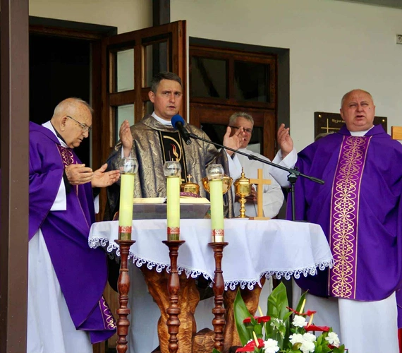 Tablica pamięci ks. Andrzeja Bąka w Pisarzowej
