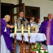 Tablica pamięci ks. Andrzeja Bąka w Pisarzowej
