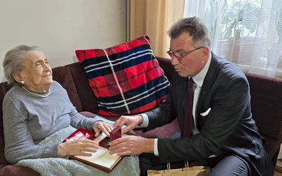 W 1944 pomagała wyczerpanym powstańcom warszawskim. Dziś 104-letnia sanitariuszka otrzymała medal od Zakonu Maltańskiego