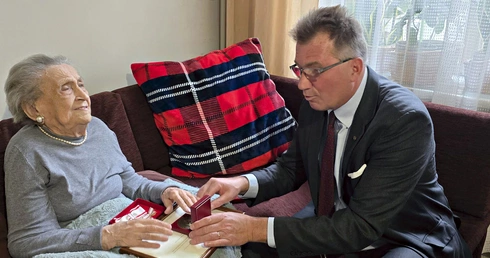 W 1944 pomagała wyczerpanym powstańcom warszawskim. Dziś 104-letnia sanitariuszka otrzymała medal od Zakonu Maltańskiego