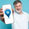 Senior ze smartfonem. Dlaczego mądrzy ludzie zaczynają się gubić w procesie odróżniania prawdy od fałszu?