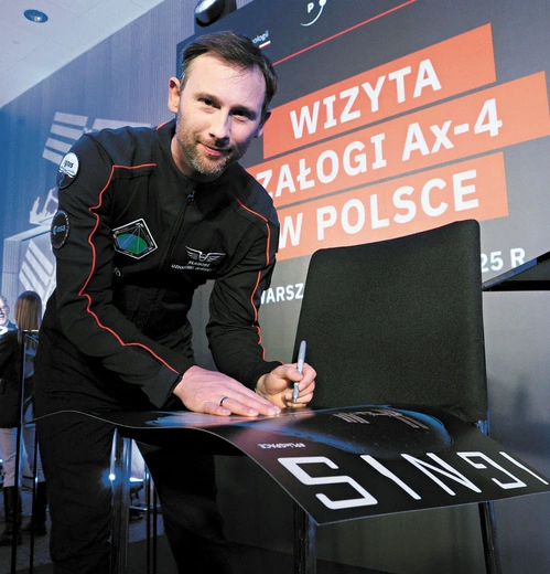 Lecąc w kosmos, badamy Ziemię. Tomasz Rożek o drugim Polaku w kosmosie