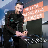 Lecąc w kosmos, badamy Ziemię. Tomasz Rożek o drugim Polaku w kosmosie