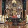 Eucharystię koncelebrowali jubilaci: ks. Jan Czyszczoń i Kazimierz Gruszka, oraz ks. Tadeusz Deńczyk, ks. Piotr Kansy i ks. Antoni Pleśniak.
