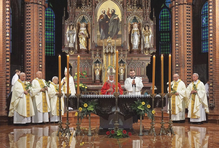 Eucharystię koncelebrowali jubilaci: ks. Jan Czyszczoń i Kazimierz Gruszka, oraz ks. Tadeusz Deńczyk, ks. Piotr Kansy i ks. Antoni Pleśniak.