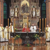 Eucharystię koncelebrowali jubilaci: ks. Jan Czyszczoń i Kazimierz Gruszka, oraz ks. Tadeusz Deńczyk, ks. Piotr Kansy i ks. Antoni Pleśniak.